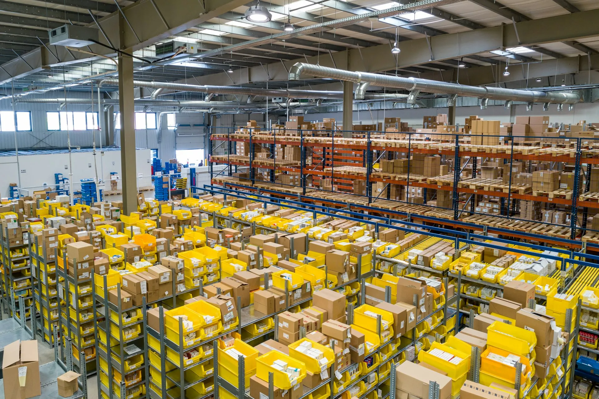 Magazzino ricambi e materiale elettrico ordinato su scaffalature — immagine illustrativa, in attesa delle foto ufficiali della sede
